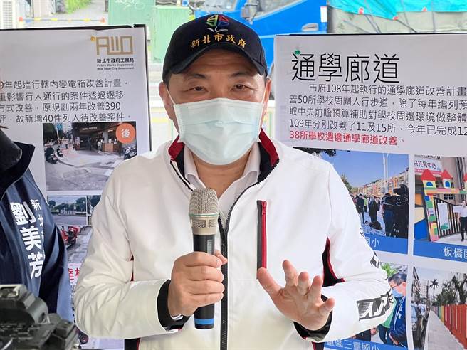 新北市長侯友宜上午視察板橋時空廊道改造工程。（王揚傑攝）