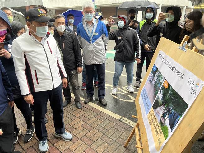 新北市長侯友宜上午視察板橋時空廊道改造工程。（王揚傑攝）