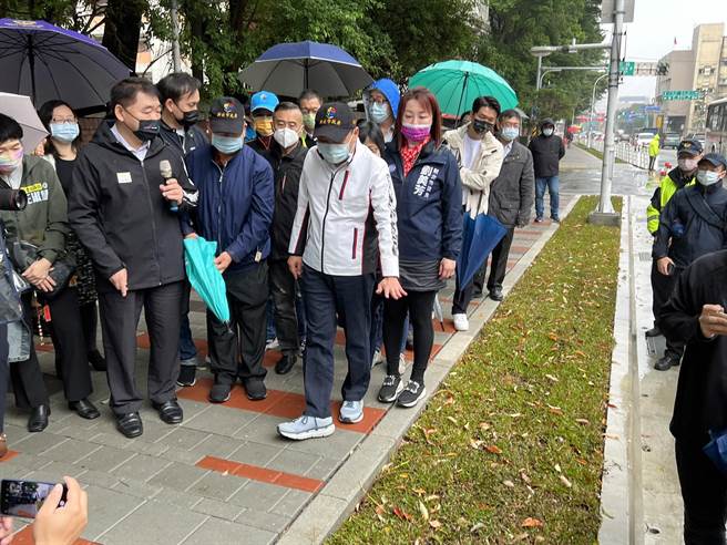 新北市長侯友宜上午視察板橋時空廊道改造工程。（王揚傑攝）