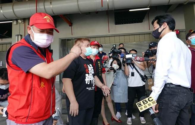 環南市場自治會長林勝東（左）今年７月當面嗆林昶佐（右）。（本報資料照片）