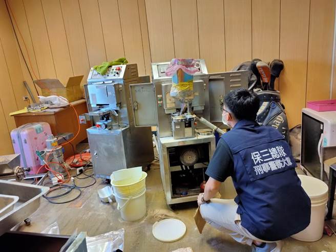 天道盟郭姓通缉犯以铁皮工厂为掩护，涉嫌混合、分装新兴毒品牟取不法获利。（保三总队第一大队提供）