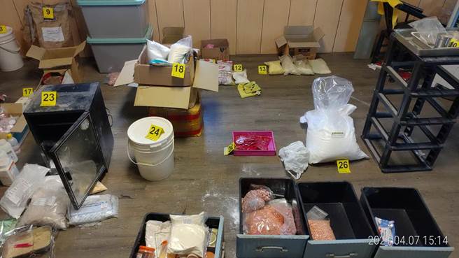 天道盟郭姓通缉犯以铁皮工厂为掩护，涉嫌混合、分装新兴毒品牟取不法获利。（保三总队第一大队提供）
