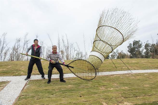 陈威伯与罗川敦竹艺师傅制作的大型竹制羽球装置艺术。（金门县林务所提供）