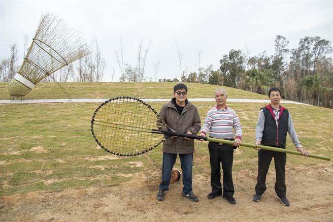钟立伟所长（左）与.罗川敦、陈威伯竹艺师傅制作的大型竹制羽球装置艺术。（金门县林务所提供）