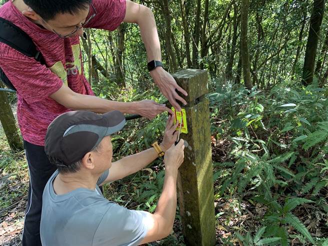 新北市观旅局携手中华电信完成设置37面可通讯告示牌，让民眾从事户外活动可即时掌握位置。（新北市观旅局提供）