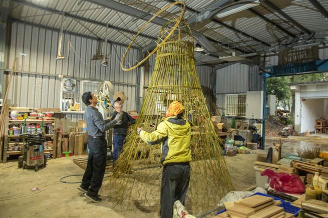 金门县林务所邀请罗川敦及陈威伯2位竹艺师傅与所内木工厂同仁合作打造2021年东奥羽球金牌选手双打压线场景。（金门县林务所提供）