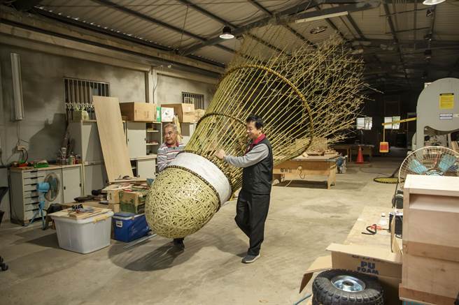 羽毛球竹编作品除结构性材料及编织用的竹篾来自台湾本岛外，其余材料均自林务所园区採集。（金门县林务所提供）