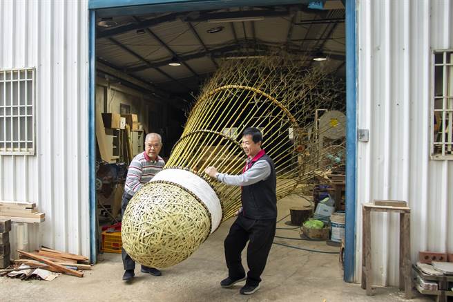 竹制羽毛球体以桂竹当主材料，并用乱编法强化结构，共费时4个工作天协力完成。（金门县林务所提供）