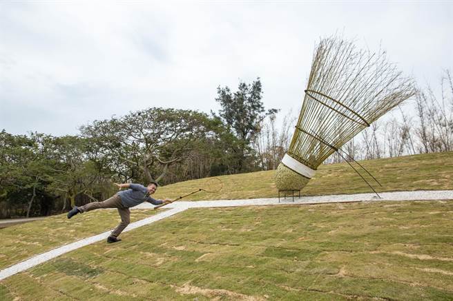 草坡上的白线以李洋家乡古寧头的石蚵研磨舖排而成。（金门县林务所提供）