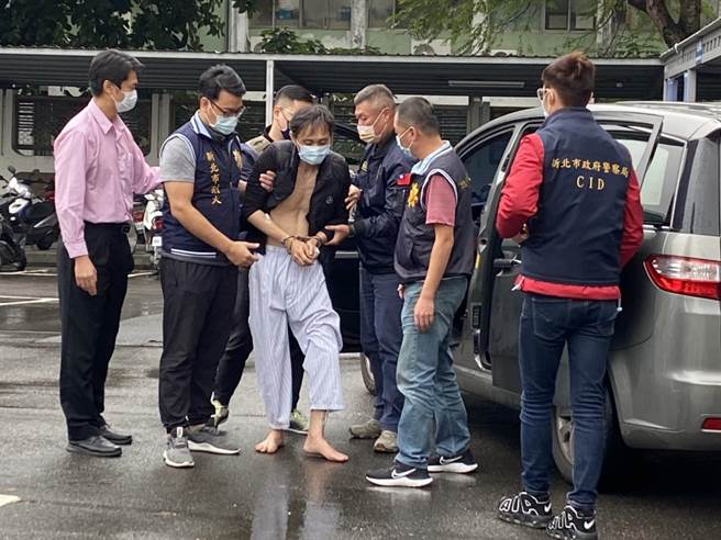 新北市刑大今（24日）上午11时许将陈嫌从医院带回侦讯，正进一步厘清。（叶书宏翻摄）