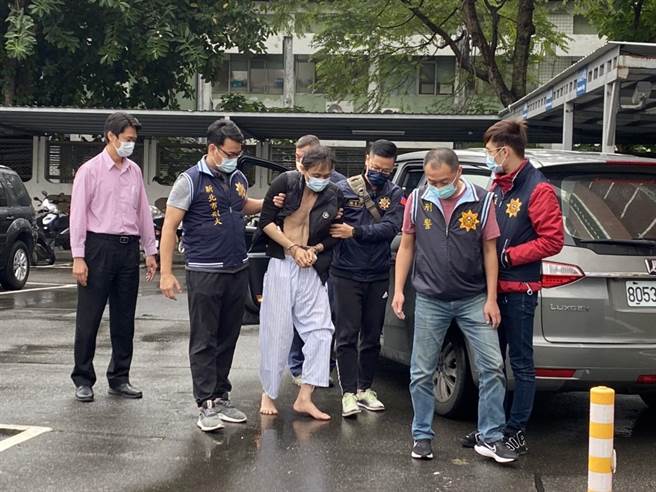 新北市刑大今（24日）上午11时许将陈嫌从医院带回侦讯，正进一步厘清。（叶书宏翻摄）