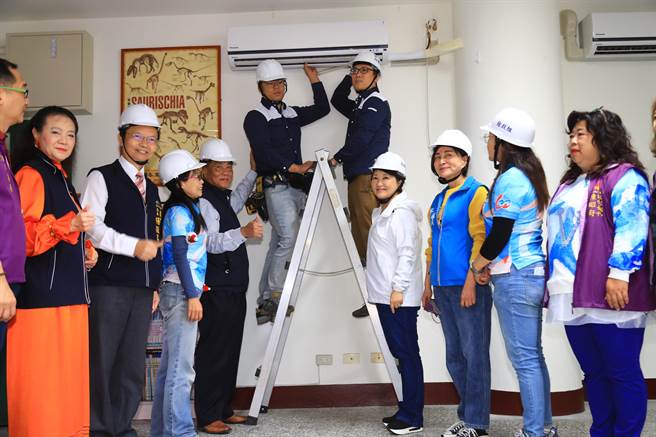 台中市長盧秀燕24日到西屯區大鵬國小關心冷氣上架安裝的成果，還頭戴工程安全帽，協助裝設人員安裝冷氣。（盧金足攝）