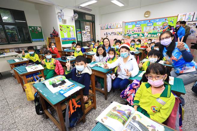 台中市長盧秀燕送給台中市學子耶誕禮物，完成冷氣裝設，宣布與夏日揮汗如雨上課情形正式告別。（盧金足攝）