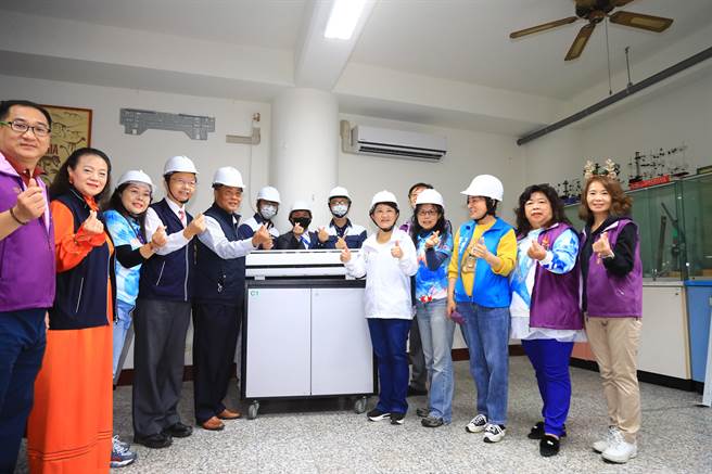 台中市長盧秀燕上任後推動「清涼安心學習計畫」。（盧金足攝）