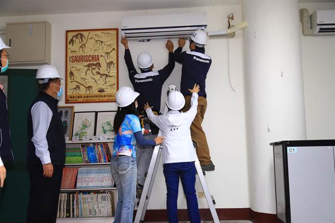 台中市長盧秀燕24日到西屯區大鵬國小關心冷氣上架安裝的成果，還頭戴工程安全帽，協助裝設人員安裝冷氣。（盧金足攝）