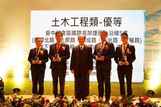 行政院公共工程委员会23日举行第21届公共工程金质奖颁奖典礼，建设局长陈大田率领建设局主管及同仁北上受奖。（台中市府提供／卢金足台中传真）