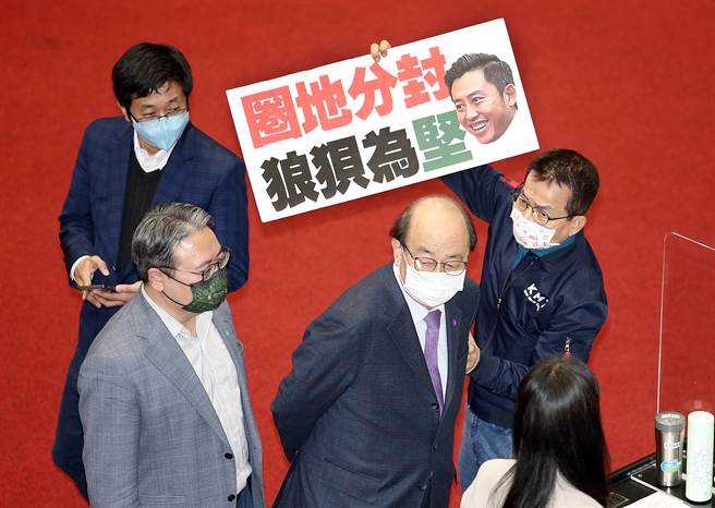 立法院24日院会，民进党强推「地方制度法」修正草案，国民党立委赖士葆（右）拿着「圈地分封，狼狈为坚」标语找民进党团总召柯建铭（左），柯一把将赖推开。（姚志平摄）