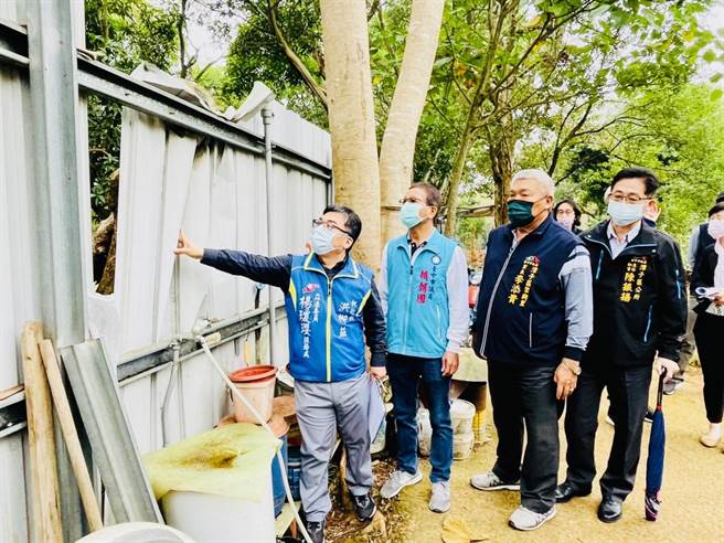 台中市潭子区新兴国小铁片校墙安全堪虑，立委杨琼璎及台中市议员赖朝国向教育部及市府教育局争取800万元经费整建。（王文吉摄）