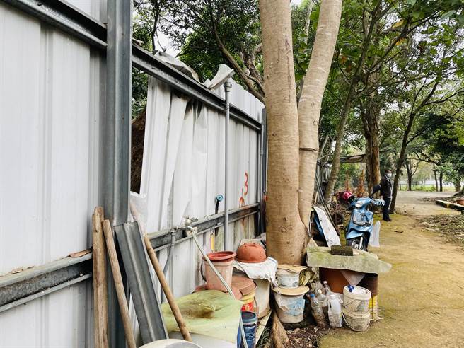 新兴国小因经费不足，12年前新校舍启用后，即沿用铁皮工程围篱充当校围墙。（王文吉摄）