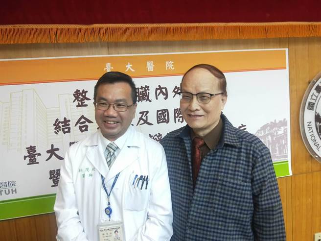 国策顾问陈其南（右）自曝两年半前出现喘不过气症状，就医接受治疗后恢復良好；今出席台大医院记者会与主治医师林茂欣（左）合影。（王家瑜摄）