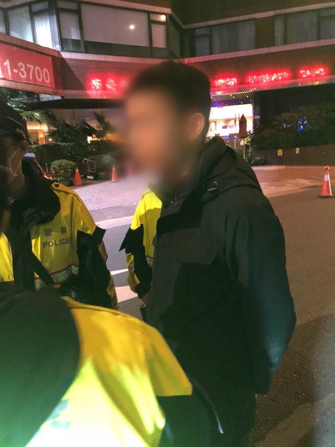 岳男辩称自己很久没碰毒，但当场遭警拆穿。（警方提供）