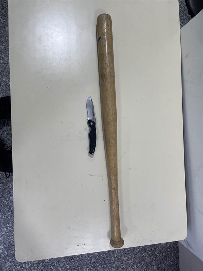 警方查获大麻及折迭刀。（警方提供）