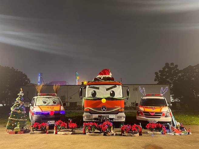 桃园市消防局第四大队龙潭分队为迎接耶诞节，将消防车及救护车模拟成小孩热爱的卡通角色「罗伊及安宝」。（消防提供）