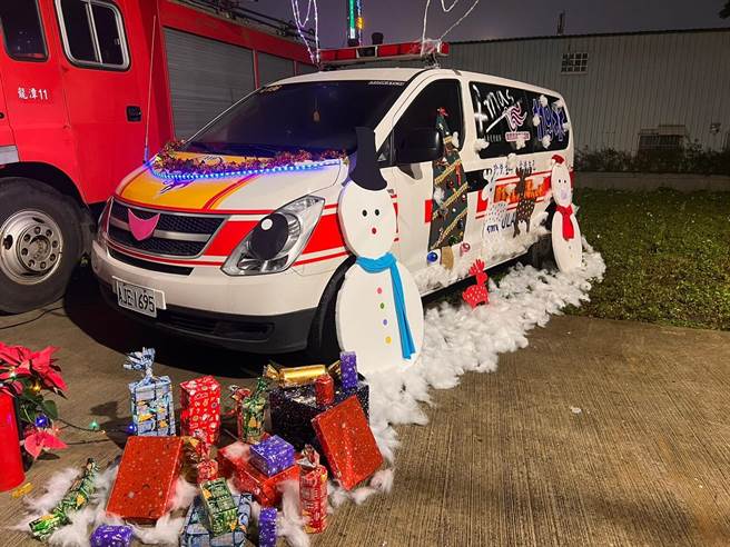 桃园市消防局第四大队龙潭分队为迎接耶诞节，将消防车及救护车模拟成小孩热爱的卡通角色「罗伊及安宝」。（消防提供）