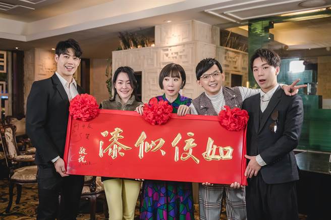 小S在《熙娣想聊》中獻給來賓黃子佼的新婚匾額終於亮相。（CATCHPLAY提供）