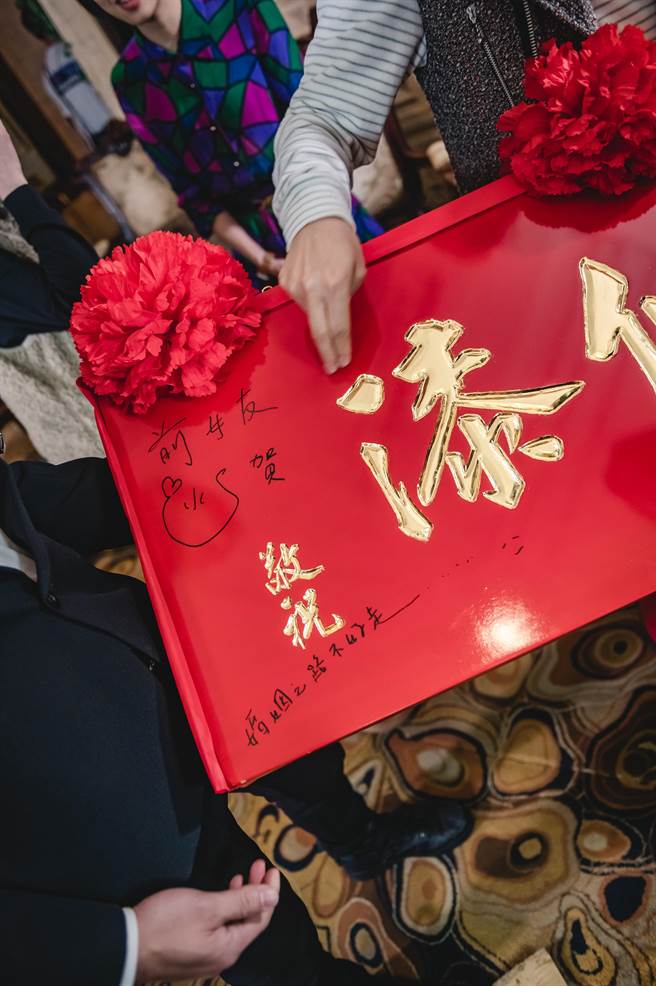 小S以「前女友」之姿在匾額上題字，警告「婚姻之路不好走」。（CATCHPLAY提供）