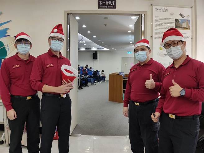 桃園市政府消防局第一大隊為提升龜山工業區各廠商對於春節假期間防火管理安全，於龜山工業區服務中心辦理防火管理人座談會，消防員還戴上耶誕帽。（消防局提供）