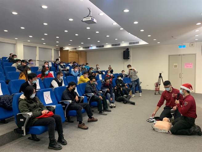 桃園市政府消防局第一大隊為提升龜山工業區各廠商對於春節假期間防火管理安全，於龜山工業區服務中心辦理防火管理人座談會，消防員還戴上耶誕帽。（消防局提供）