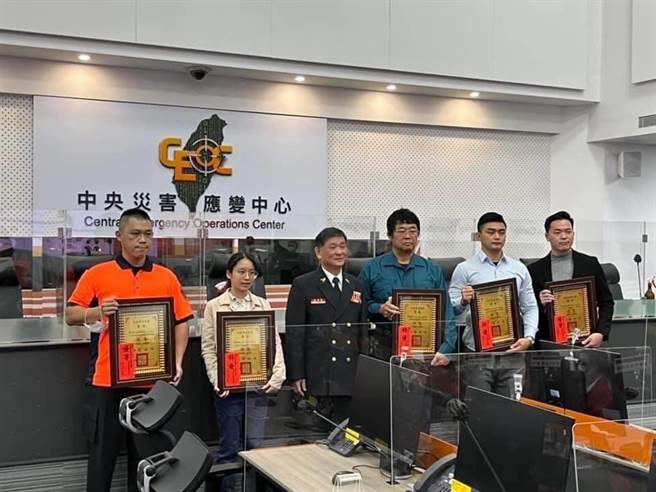 台南市消防局第五大隊文賢分隊隊員薛全成（左一）參加內政部消防署舉辦「全國消防人員服裝改款設計競賽」獲優等獎。（台南市消防局第五大隊提供／曹婷婷台南傳真）