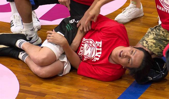 鲶鱼哥不小心被排球击中要害，痛到倒地不起。（台视提供）