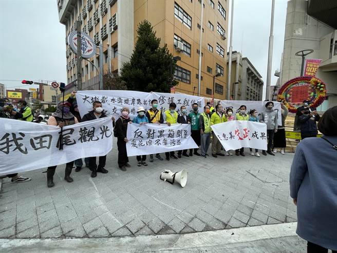 彰化縣政府24日舉辦縣長王惠美就職三周年活動，民進黨等多位公職參選人、地方自救會等也組成「彰化人民火大聯盟」在縣府外圍抗議王惠美競選政見跳票。（吳敏菁攝）