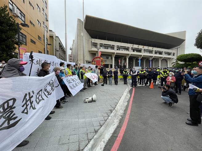 彰化縣政府24日舉辦縣長王惠美就職三周年活動，民進黨等多位公職參選人、地方自救會等也組成「彰化人民火大聯盟」在縣府外圍抗議王惠美競選政見跳票。（吳敏菁攝）