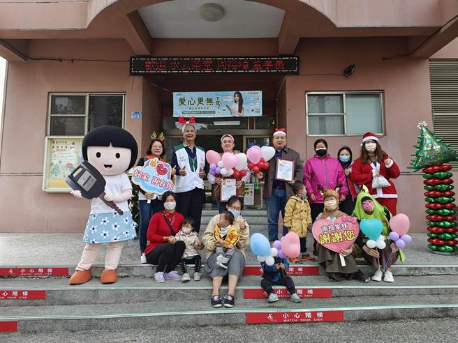 南投家扶中心扶幼委員會主委陳學堂表示，四面環山的南投，地域遼闊社工員所需要負責關懷的戶與戶之間，常常是這個山頭到那個山頭，因此交通車就相當重要，（家扶提供／吳建輝南投報導）