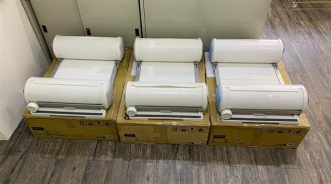 分享认养毛孩最新状况拿好礼，三秒清洁宠物便盆也是这次活动奖品之一。（动保处提供／杨亚璇台北传真）