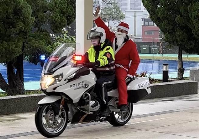 大埔所長黃龍泰扮演耶誕老公公乘坐警用重機出場，刻意不戴安全帽，讓學生猜哪裡怪怪的。（警方提供）