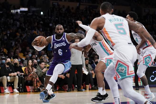 詹姆斯(左)運球尋求突破空間。(美聯社)