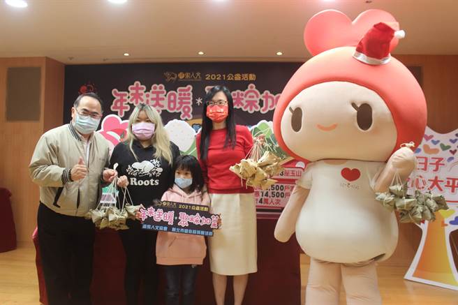 中华道家人文协会理事长张旖（右）捐赠2万3000颗粽子和1700条蛋糕给新北市府，社会局副局长林昭文（左）代表受赠。（陈慰慈摄）