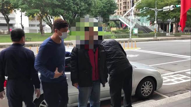 警方在三重区逮捕梁男，带回警局侦讯。（警方提供）