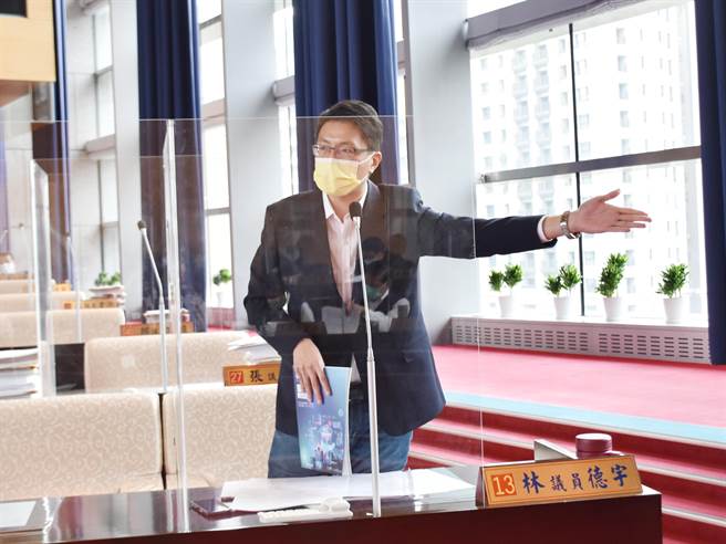 台中市議員林德宇批評台中市府不斷強調數位治理的重要，連數位治理局都還沒成立，根本就只是說空話。（盧金足攝）
