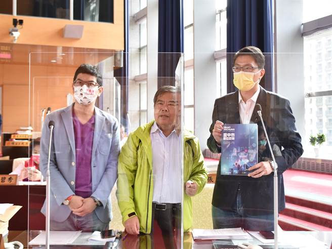 民進黨議員何敏誠（中）說，研考會和數位治理局很多業務重疊，數位治理局紙上談兵，他在民政委員會即以刪除研考會主管經費一元作提醒，並保留大會發言權。（盧金足攝）