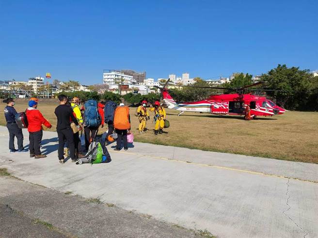 失踪两周找到了！桃园体育局股长遗体卡中央尖山80米深断崖，将等天候转好派遣直升机吊挂。(台中市消防提供)

