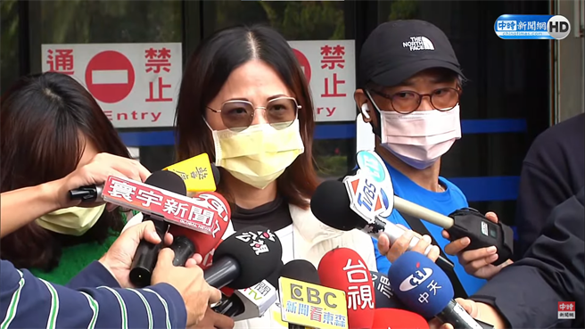 遭瑪莎拉蒂惡煞痛打的宋姓男大生母親（中）24日下午接受媒體聯訪，憶起惡煞的惡劣行徑，實在不認為有教化可能。（圖／截自中時新聞網直播畫面）