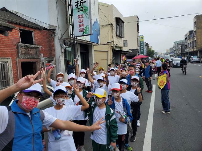 西螺鎮安定國小學生沿途報佳音「明天是75周年校慶，歡迎叔叔伯伯阿姨回母校同樂！」。（周麗蘭攝）