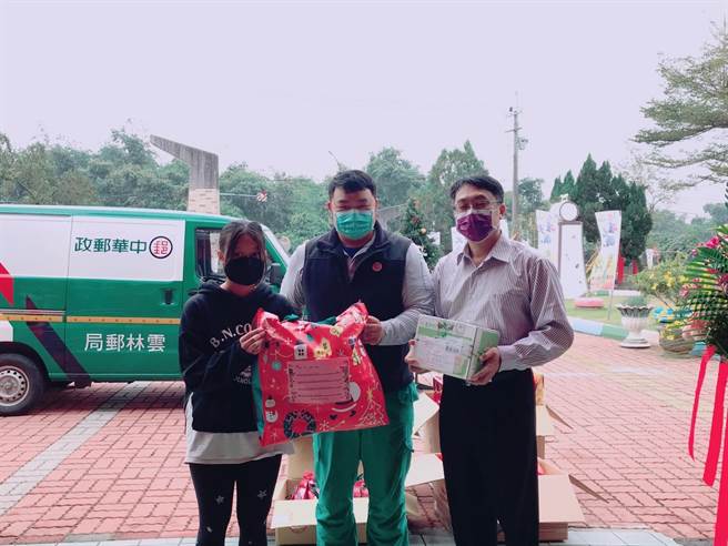 斗南鎮重光國小的耶誕禮物郵差叔叔今早限時專送。（周麗蘭攝）