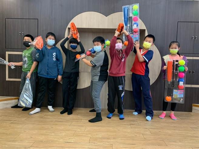 重光國小小朋友完成一個月善行後，今天早上獲得夢想的耶誕禮。（周麗蘭攝）