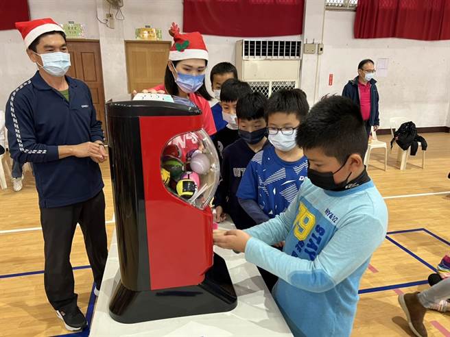 斗六市鎮南國小慶祝耶誕節，家長會贊助發行鎮南振興券裝在扭蛋裡，全校1260名師生都有一次扭蛋機會。 （周麗蘭攝）